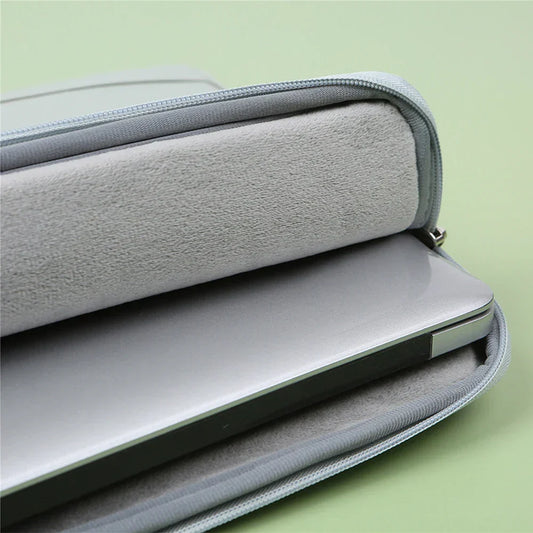UrbanShield™ – Housse Laptop Étanche & Élégante